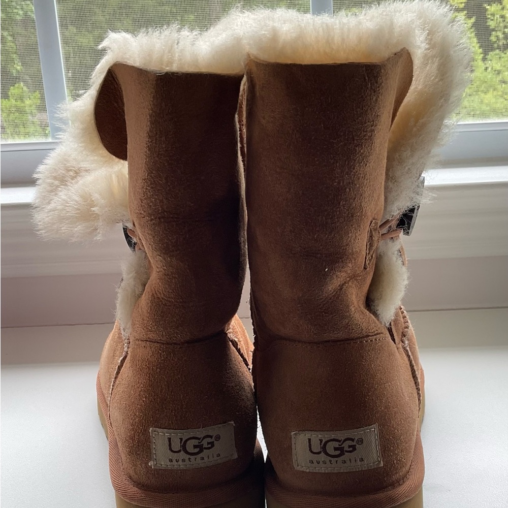 Beautiful UGG Bailey Button 5803 Suede Chestnut Women’s 9W Wood Button Closure - Picture 2 of 6